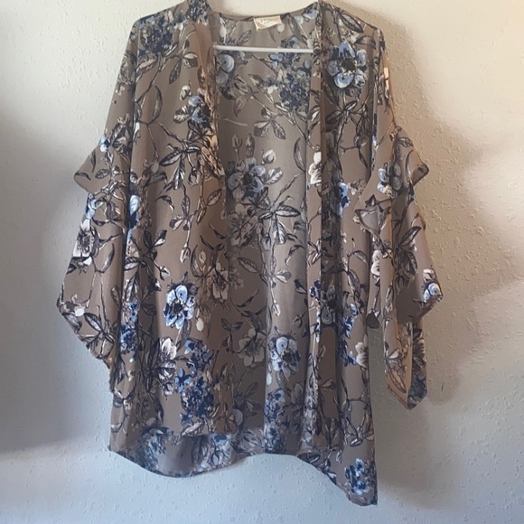Women’s kimono/cardigan, 143 story by lineup gray with blue flowers p1 - Picture 1 of 6
